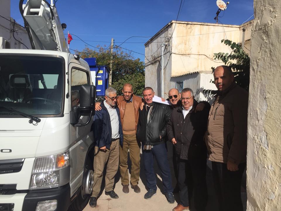أسطول مستودع جماعة بني أنصار يتعزز بشاحنة جديدة مخصصة لإصلاح شبكة الإنارة العمومية