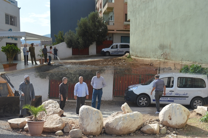 فيديو- مصلحة الشرطة الادارية بالجماعة تقوم بتنفيذ القرارات الادارية
