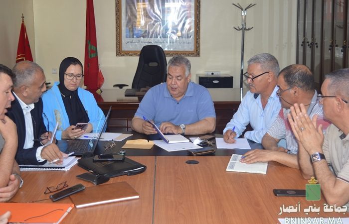 اجتماع الرئيس مع رؤساء المصالح والمكاتب حول برنامج تحسين أداء الجماعات “Programme d’Amélioration de la Performance des Communes (PAPC)