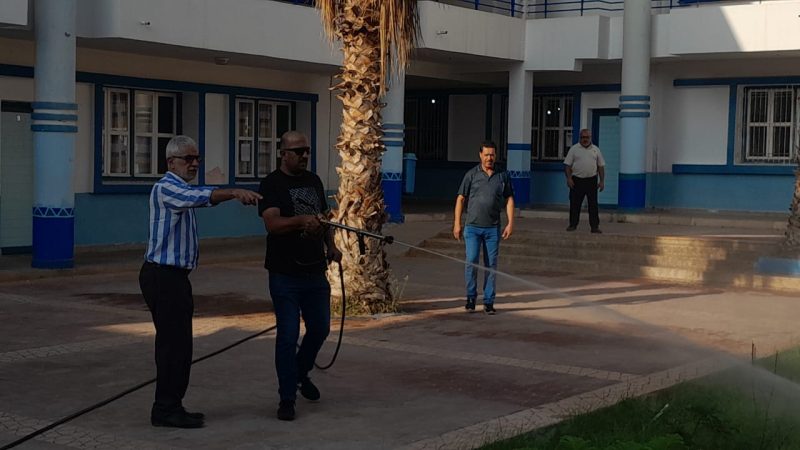 مكتب الصحة بجماعة بني أنصار يباشر رش الأشجار بالمؤسسات التعليمية للقضاء على الحشرات الضارة .